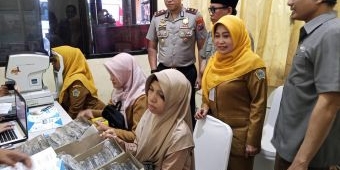 Gandeng Eyelink Group, Komunitas Wartawan Gresik Bagikan Kacamata Gratis di Momen HPN