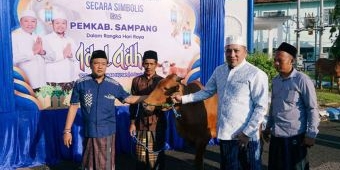 Bupati Sampang Serahkan 48 Hewan Kurban ke Takmir Masjid saat Idul Adha 1446 H