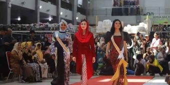 Bangkitkan Ekonomi Pasar Pon, Ketua Dekranasda Trenggalek Gelar TGX Fashion Street