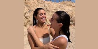 Mengenakan Bikini, Selena Gomez Hura-hura di Pantai