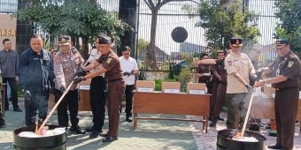 Kejari Bangil Musnahkan 1,3 Kg Sabu dan Ribuan Pil