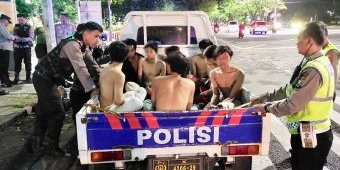 Polisi Amankan 8 Remaja Beratribut Gangster di Surabaya