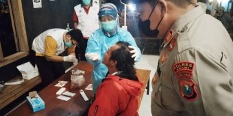 Awasi Covid-19 dan Deteksi Dini Varian Omicron, Petugas Gabungan di Ngawi Lakukan Tes Swab PCR Acak