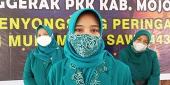 Ketua PKK Bersama Satgas TMMD ke-112 Kodim Mojokerto Bekali Warga Pengetahuan PKK