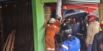 Sopir Pikap Terjepit 2 Jam Usai Ditabrak Truk Tronton di Jombang