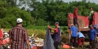 DLH Kabupaten Kediri Bersihkan Tumpukan Sampah di Desa Turus