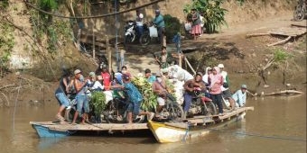 Jembatan Ambrol, Warga Dua Desa di Jember ini Terpaksa Gunakan Rakit untuk Seberangi Sungai