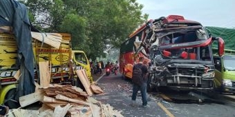 Bus Cepat Sugeng Rahayu Hajar Truk Muat Triplek di Ngawi, Tiga Orang Terluka