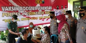 Polres Mojokerto Kota Lakukan Percepatan Vaksinasi Terhadap Lansia di Puskesmas Jetis