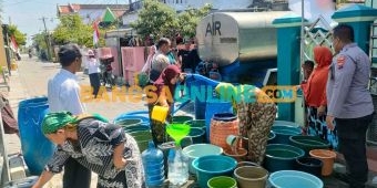 Kekeringan, Polres Gresik Kirim Air Bersih di Kecamatan Duduksampeyan