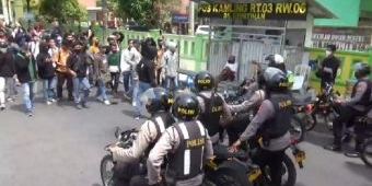 Hendak Demo, Massa Berpakaian Pelajar di Jombang Dibubarkan Polisi, 43 Diamankan