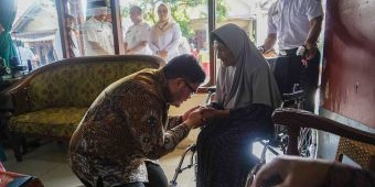 Bupati Kediri Beri Kursi Roda untuk CJH Tertua