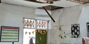 Atap SDN Tlagah 2 Bangkalan Ambruk Saat Hujan, Siswa Terpaksa Belajar di Teras
