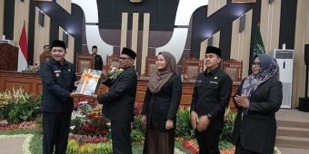 Bupati Rusdi Sutejo Serahkan LKPJ TA 2024 ke DPRD Kabupaten Pasuruan