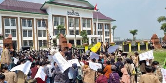 Tolak Perpanjangan Masa Jabatan Presiden, Ratusan Mahasiswa Demo Gedung DPRD Bangkalan