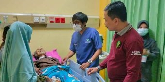Gerak Cepat Tim Dokkes Polres Gresik Antar Warga ke Rumah Sakit