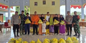 Terdampak Banjir di Tuban Terima Bantuan Sembako