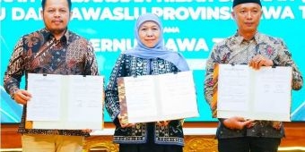 Gubernur, KPU, dan Bawaslu Tanda Tangani NPHD, Khofifah: Demokrasi Harus Menyenangkan