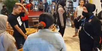 Abaikan Protokol Kesehatan, Pengunjung Kafe Dibubarkan Petugas