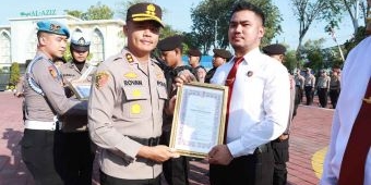 Kapolres Gresik Beri Penghargaan ke 45 Personel Berprestasi