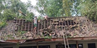 Hujan Disertai Angin Kencang, Puluhan Rumah di Bangkalan Rusak Parah