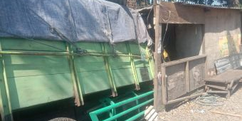 Dump Truk Nyungsep Tabrak Bengkel dan Tembok Pabrik di Bringinbendo Sidoarjo