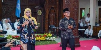 Semangati Anak Yatim, Khofifah Hadirkan Zulfikar, Lulus Fast Track S1 & S2 Unair 4,5 Tahun