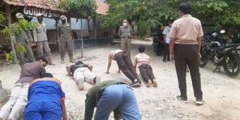 Ketahuan Nongkrong di Warung Masih Pakai Seragam, Puluhan Pelajar di Tuban Dihukum Push Up 50 Kali