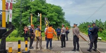 Tekan Risiko Laka saat Nataru, Satlantas Polres Pasuruan Sisir Lokasi Rawan di Perlintasan KA