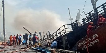 Kapal Ikan Terbakar di Pelabuhan Perikanan Pantai Mayangan Kota Probolinggo