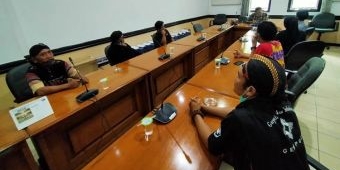 Datangi Gedung DPRD Kabupaten Pasuruan, Warga ​Keluhkan Larangan Mandi di Candi Belahan