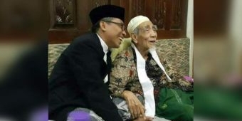 Karomah Mbah Moen, Bisa Melipat Waktu, Restoran-Hotel Terbakar karena Harga Menu Mahal