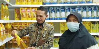 Pemerintah Terapkan Satu Harga Minyak Goreng, Swalayan di Tuban Masih Pakai Harga Lama