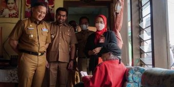 Salurkan BLT Inflasi Tahap II, Pj Wali Kota Batu Berikan Bantuan ke Rumah Lansia yang Tak Bisa Hadir