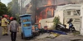Gegara Mainan Anak Gulingkan Wajan, Warung Nasi Bebek di Perak Barat Surabaya Terbakar