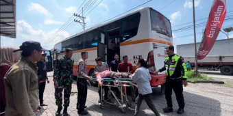 Penuh Sesak oleh Penumpang, Seorang Pemudik Bus Harapan Jaya Pingsan di Mojokerto