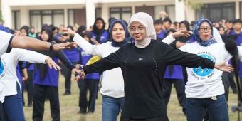 Peringati Haornas, Vinanda Prameswati Ikut Senam Bersama Guru dan Siswa di SMPN 9 Kota Kediri