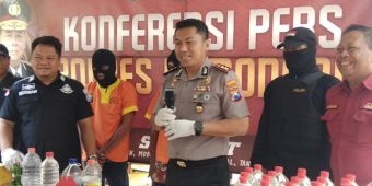 Polres Lamongan Bekuk Dua Pengedar Miras Oplosan: 1 Meninggal, 2 Orang Dirawat di RS