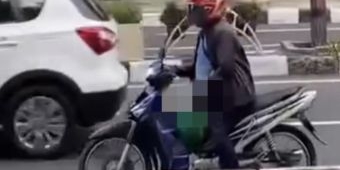 Jangan Ditiru! Pemotor ini Berhenti di Depan Icon Mall Gresik Sambil Pamerkan Batang Kelaminnya