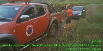Ikuti Google Maps, Mobil Wisatawan Asal Kota Kediri Tersesat dan Terjebak Lumpur di Blitar