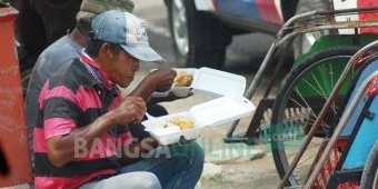 Tiga Pilar di Kabupaten Trenggalek Bantu Ratusan Nasi Kotak pada Tukang Becak