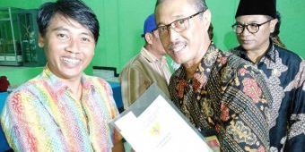 Wawali Kota Malang Serahkan 253 Sertifikat PTSL kepada Warga Madyopuro