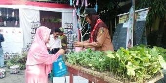 Bawa Sampah ke TPS di Jombang Bisa Dapat Bibit Tanaman