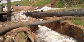 Tanggul Ketapang Retak, Air Meluber Hingga ke Saluran Drainase