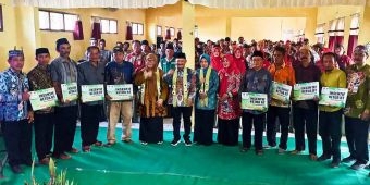 Bupati Situbondo Salurkan Insentif Kepada 193 Ketua RT di Kecamatan Jatibanteng