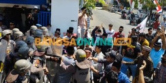 Demo di Sampang, 2 Polisi Terluka