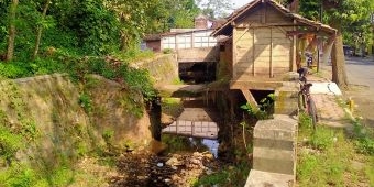 Marak Bangunan di atas Aliran Sungai, Pemkab Trenggalek Dinilai Lakukan Pembiaran