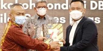 Bupati Gresik Terima Penghargaan Inisiator Olahraga 2022