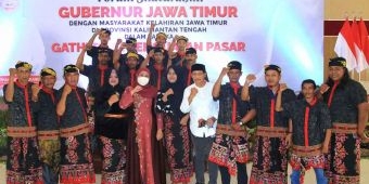 Temui Masyarakat dari Jatim di Kalteng, Gubernur Khofifah Terima Usulan soal Rute Penerbangan