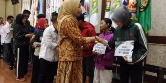 Wali Kota Batu Serahkan Bonus kepada 140 Atlet Berprestasi